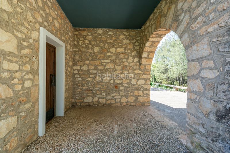 Foto b9e8336c-01cf-4dda-b68a-c1603f084916. Masia amb xemeneia aparcament a Enguera