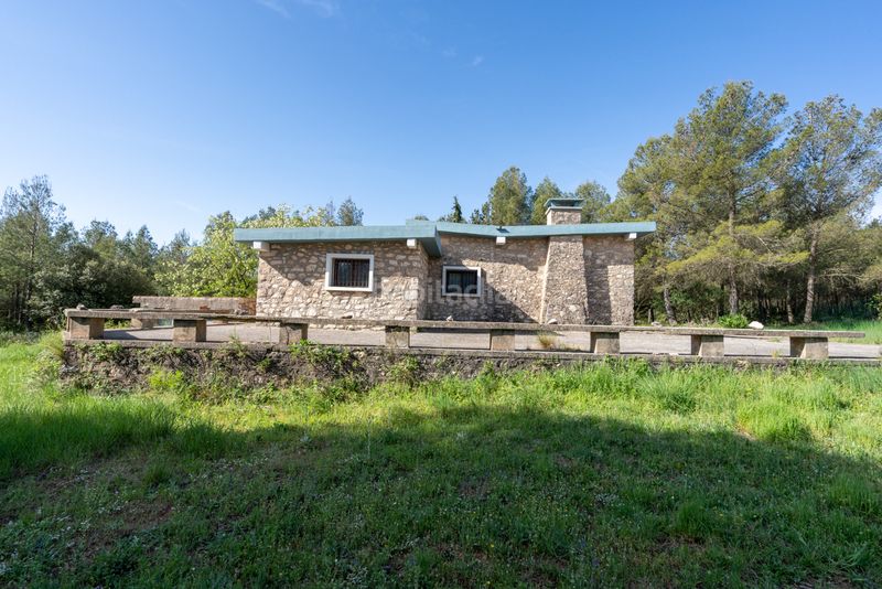 Foto ba2f06e5-96c3-4ec8-9cd2-abe2d86573e1. Masia amb xemeneia aparcament a Enguera