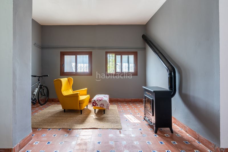 Foto ba4b5ac2-1c81-4a42-938f-de90e289ae85. Masia amb xemeneia aparcament a Enguera