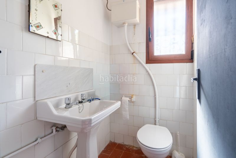 Foto bc80c74f-c770-4f05-a90e-c15afc05fcde. Masia amb xemeneia aparcament a Enguera