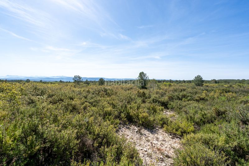 Foto c6fdf5ec-94bb-4f6a-ba2f-373ae8a2c9b5. Masia amb xemeneia aparcament a Enguera