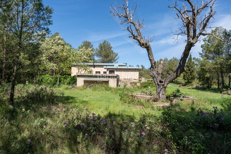 Foto d0c1940b-676d-4028-a2bc-3aaadd3c6947. Masia amb xemeneia aparcament a Enguera