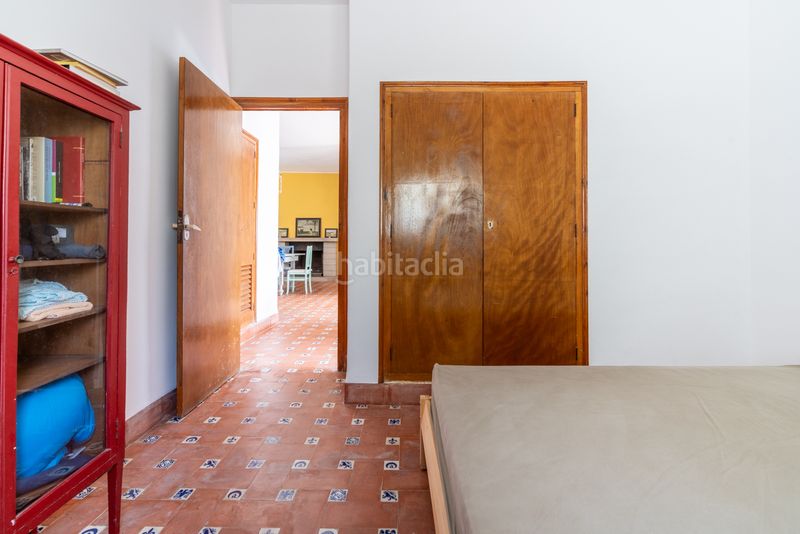 Foto d28bb089-8f75-475e-9447-9314aa16a750. Masia amb xemeneia aparcament a Enguera