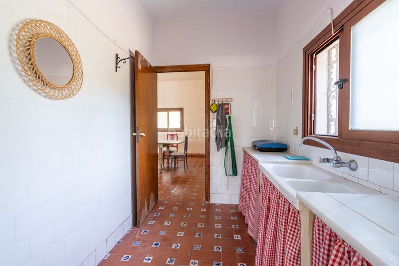 Foto e5641c17-5b82-44af-8a8a-36299c5624af. Masia amb xemeneia aparcament a Enguera