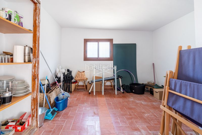 Foto e8ac810a-a769-41a0-8630-201c62ed49ce. Masia amb xemeneia aparcament a Enguera