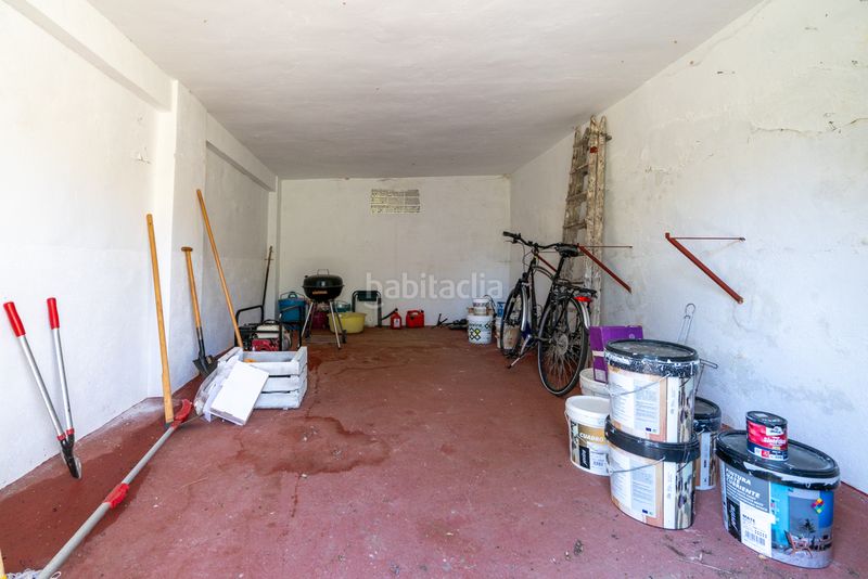 Foto f3bce558-22d6-4dba-84d5-2edd77602343. Masia amb xemeneia aparcament a Enguera