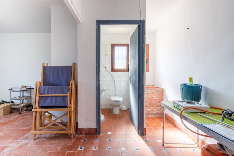 Foto f95c122e-f323-4ae8-9a62-c38c4f3e5b91. Masia amb xemeneia aparcament a Enguera