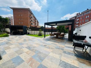 Rez-de-chaussée à Carrer pizarro 25 - p. Amplia vivienda en planta baja con gran terraza privada, plaza d
