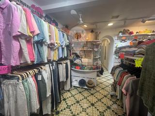 Traspàs Local Comercial a Centre. Encantadora tienda de ropa en el centro de roses