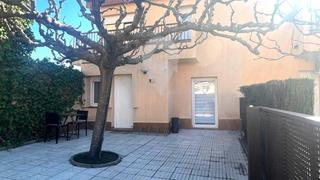 Xalet  Del nord. Casa en residencia privada con piscina y amarre