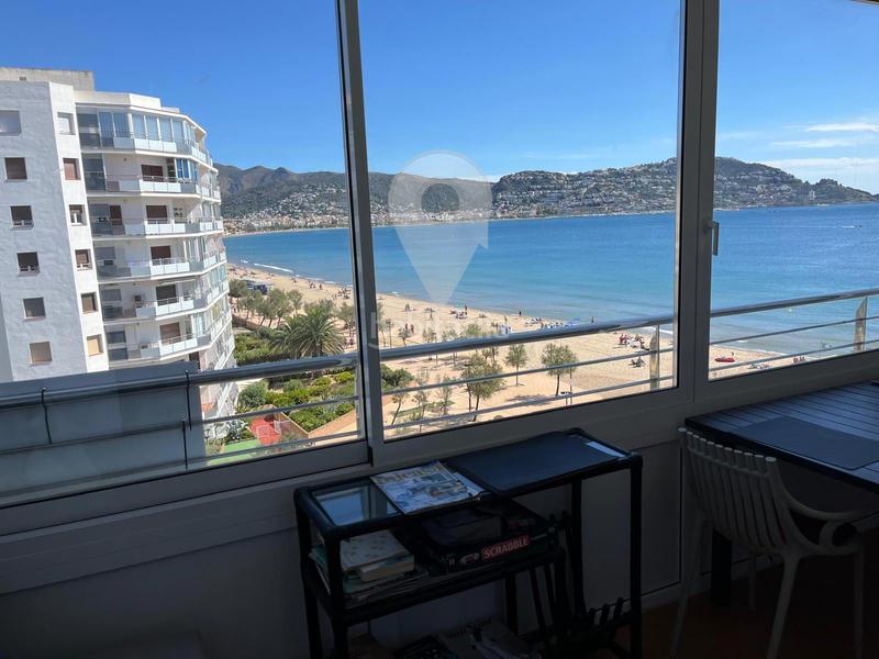 Foto 4e9312ae-4fb0-46a2-84ca-4d469eabcecf. Piso vista excepcional de la primera línea del mar en Roses