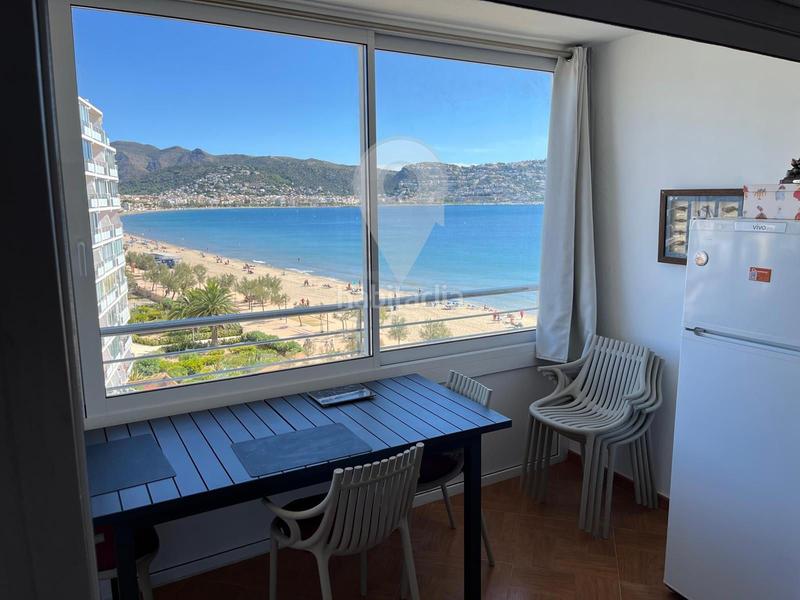 Foto cd1dbecb-1d0c-4454-9a6e-a81bbda8d0b5. Piso vista excepcional de la primera línea del mar en Roses