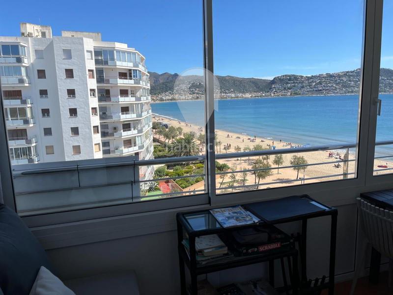 Foto d7efec0c-422b-4471-8159-1ec459b2e7ff. Piso vista excepcional de la primera línea del mar en Roses