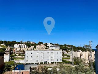 Pis  Guillem de bergueda. Acogedor �tico moderno,  a dos pasos de la playa de grifeu llan�