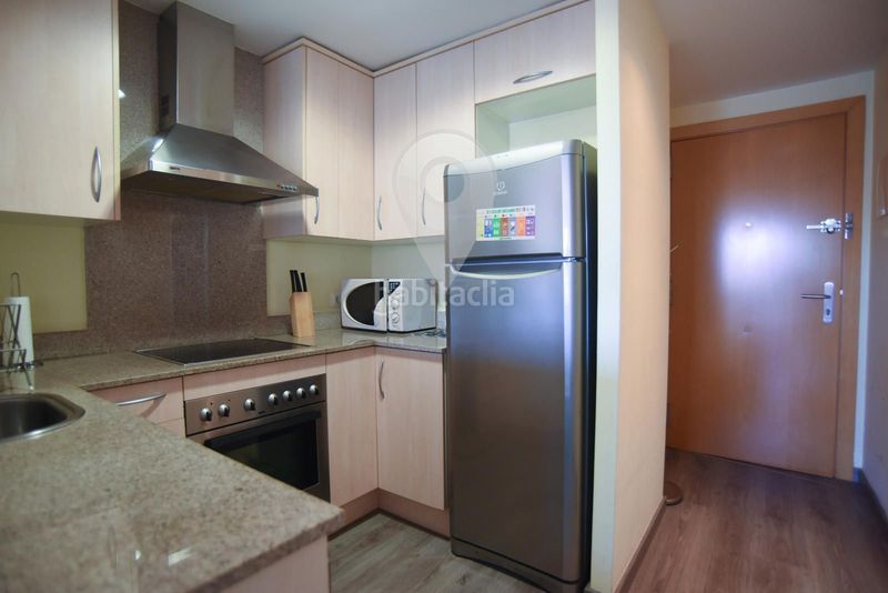 Foto c529b3fc-925d-4331-b3e4-c44fa130e390. Piso apartamento con licencia turística en una residencia con piscina en Roses