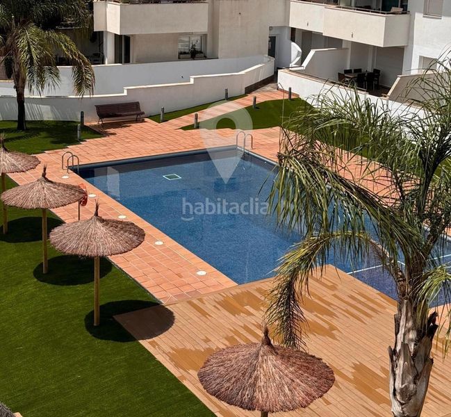 Foto d8fedd98-eb86-4380-9d60-cf79fc351c3e. Piso apartamento con licencia turística en una residencia con piscina en Roses