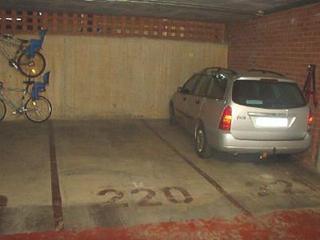 Aparcament cotxe a Carrer de joan oliver 10. Villa olimpica  poble nou, plaza parking amplia con vigilancia