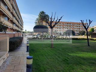 Pis a Els Pins. Vendemos  piso impecable con vistas a la piscina