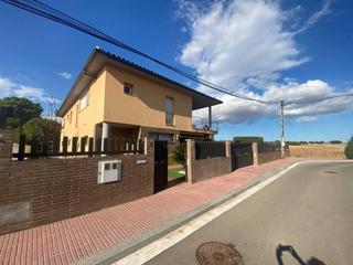 Xalet  Carrer riu muga. Tu refugio de ensueño en vilamalla espacio, estilo y comodidad a