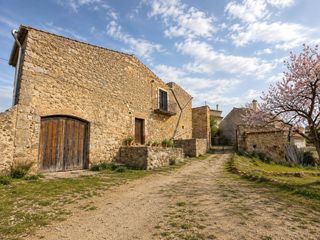 Xalet  Carrer dels baladres. Masía con parcela edificable en pau
