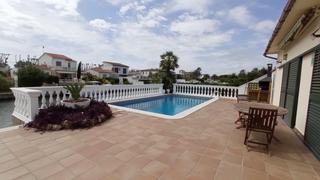 Xalet  Carrer fluvià. Casa con vista al canal, amarre de 13.5m y piscina privada en em