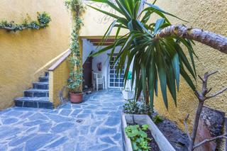Xalet  Major. Casa de piedra en vilajuiga, con local comercial de alta rentabi