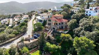 Xalet a Carretera carretera de la platja del racó 55. Exclusiva villa en sa riera, begur, con vistas panorámicas a las