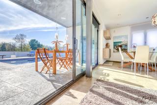 Casa  Carrer vilafant. Luz, espacio y privacidad en santa llogaia dàlguema