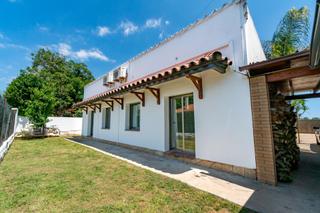 Chalet  Avenida empuries. Casa independiente reformada con patio y vistas al mar  bon rela