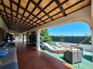 Xalet  Avenida empuries. Casa independiente reformada con patio y vistas al mar  bon rela