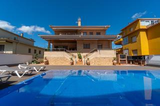 Chalet  Sardana. Exclusiva casa de lujo frente al lago de banyoles con piscina y
