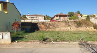 Terreno residencial en Bàscara. Parcela edificable de 424 m2 en la urbanización les roques, cala