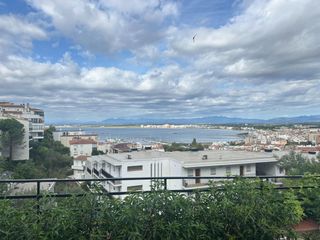 Flat  De la pujada del puig rom. Piso con terraza acristalada y vistas panorámicas al mar y la mo