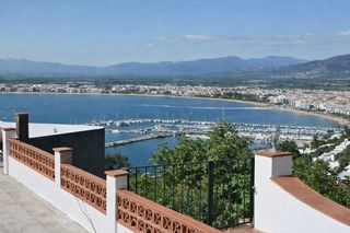 Residential Plot  Carrer carrer marià aguiló. Parcela urbana de 990m2 en roses con excelente ubicación y gran
