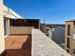 Flat  Carrer carrer sant jordi. Ático muy soleado con gran terraza en figueres  ideal inversores