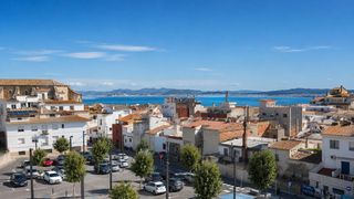 Duplex  Plaça nova. Dúplex con vistas al mar en lescala