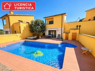 Xalet  Olot. Casa con piscina privada y 4 habitaciones en sant pere pescador