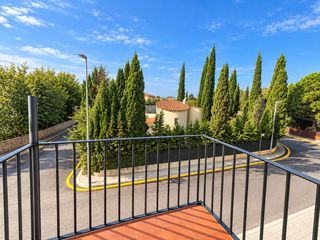 Chalet en C-260 zona comercial. Casa con m�ltiples posibilidades en castell� nou