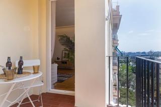 Appartement  Carrer de l'alfambra. Estilo y luz natural en el corazon de les corts