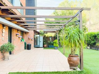 Erdgeschoss  Avinguda president lluís companys. Planta baja con jardin de 120 m2 y terraza