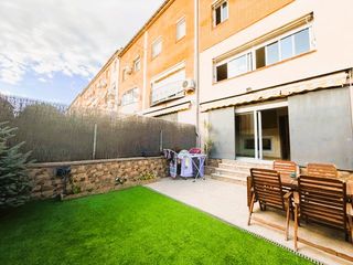 Reihenhaus  Carrer de la independència. Casa adosada en bufala  con gran jardin