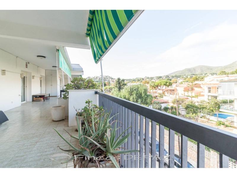 Foto cf7637a2-b924-41c7-93e2-b0b8ee4dabe2. Attico con riscaldamento parcheggio piscina in Montmar Castelldefels