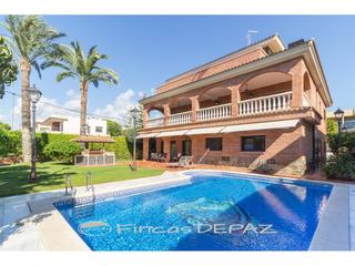 Xalet a Lluminetes. Casa exclusiva en castelldefels playa