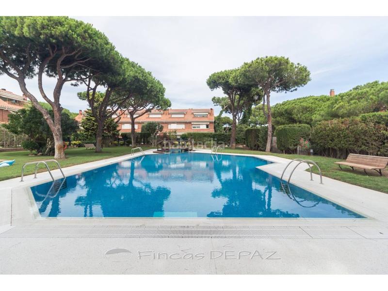Foto 39fd9c56-fb07-4dce-ada6-1fa1a5df06a3. Casa adossada amb calefacció aparcament piscina a Gavà