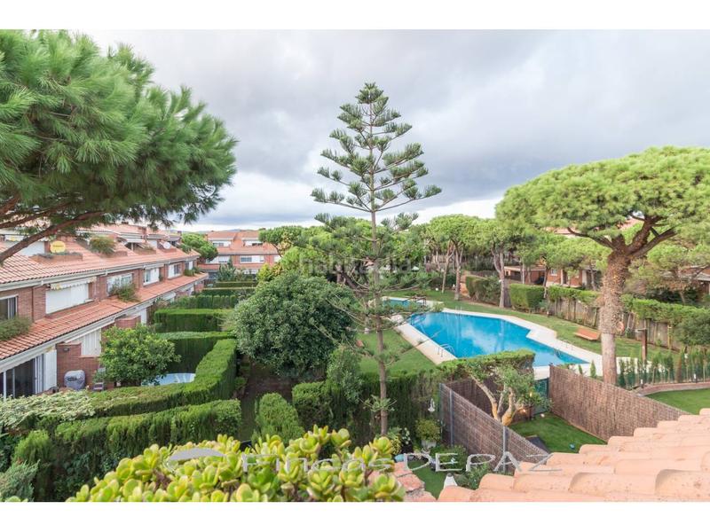 Foto 81e3d73f-4f0c-4707-827d-c647424f1a5f. Casa adossada amb calefacció aparcament piscina a Gavà