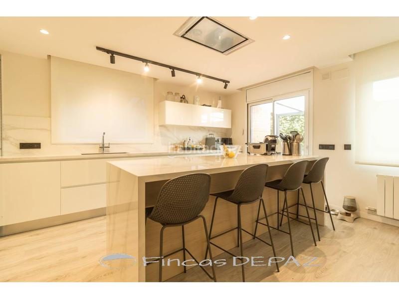 Foto 041f8e00-9f1a-4f9e-9f99-bf35e22f5d72. Chalet con riscaldamento parcheggio piscina in Montmar Castelldefels