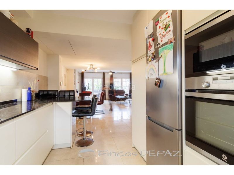Foto a9f4f77f-3efc-43b6-a221-fd325ad6a645. Casa adossada amb calefacció aparcament piscina a Gavà