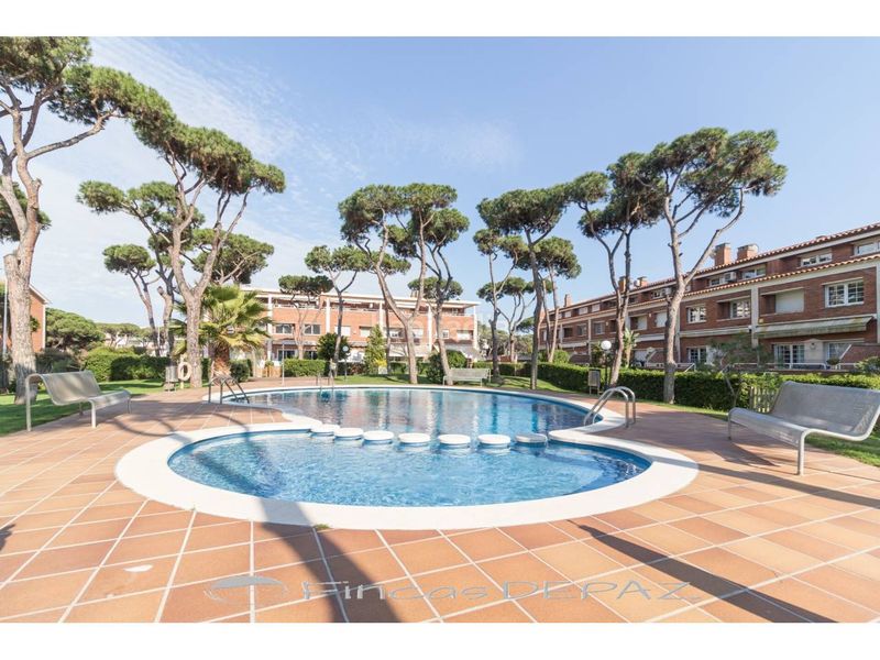 Foto f0ebcfe6-22d4-4063-915f-7d8d4f32e60e. Casa adossada amb calefacció aparcament piscina a Gavà