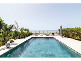 Casa  Calle barques. Espectacular casa con piscina tocando la arena de la playa