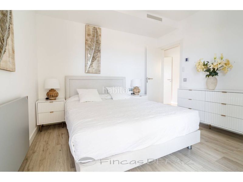 Foto 7ca3ed4a-c3b7-4d4b-ba10-d5314d9c0b21. Casa amb calefacció aparcament piscina a Baixador Castelldefels